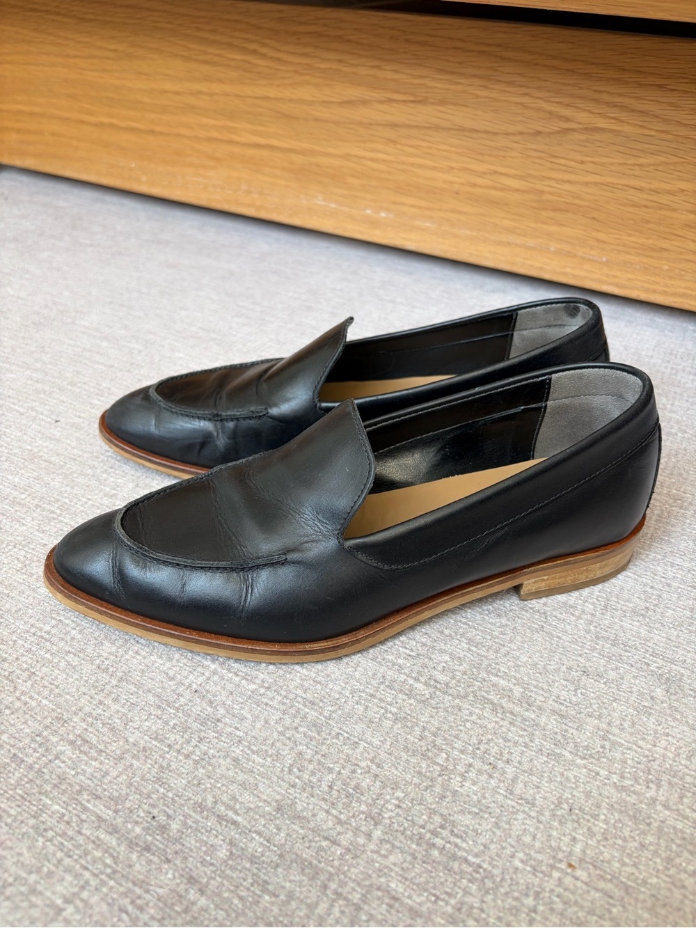 Everlane Black Leather Slip-On Loafers with Tan Sole, US 5.5